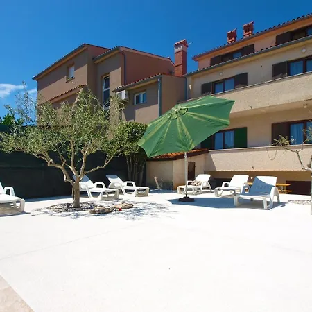Mit Privatpool Fuer 8 Personen Ca 180 Qm In Pula, Istrien Istrische Riviera Ferienhaus *