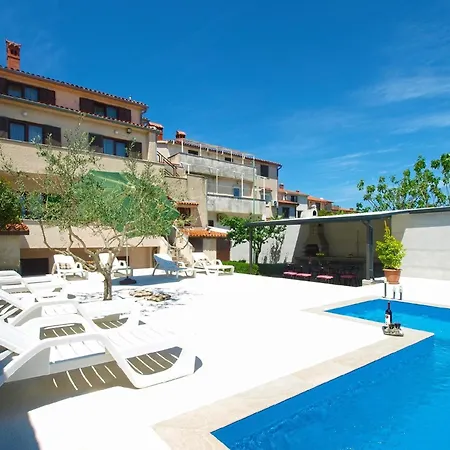 Ferienhaus Mit Privatpool Fuer 8 Personen Ca 180 Qm In Pula, Istrien Istrische Riviera *
