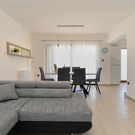 Ferienhaus Mit Privatpool Fuer 8 Personen Ca 180 Qm In Pula, Istrien Istrische Riviera *