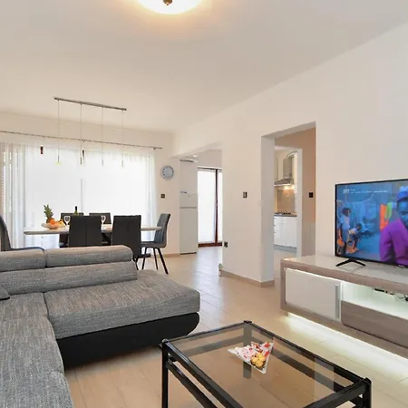 Mit Privatpool Fuer 8 Personen Ca 180 Qm In Pula, Istrien Istrische Riviera